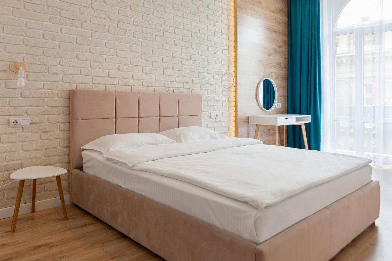 Leogrand Three Bedrooms Vip Apartments On Kniazia Romana 12 Leópolis Exterior foto